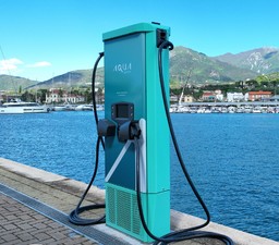Marina di Loano ricarica elettrica barche_2.jpg - {Marina di Loano ricarica elettrica barche_2.jpg} - [100202]
