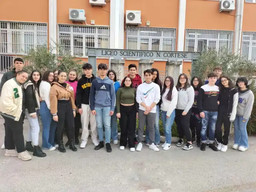Non nascondono la gioia e l'emozione i tre studenti e le due studentesse del team del liceo scientifico Nino Cortese di Maddaloni.jpg - {Non nascondono la gioia e l'emozione i tre studenti e le due studentesse del team del liceo scientifico Nino Cortese di Maddaloni.jpg} - [101765]