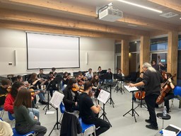 Un momento delle prove presso l'Auditorium delle Scuole Medie  Ollandini.jpeg - {Un momento delle prove presso l'Auditorium delle Scuole Medie  Ollandini.jpeg} - [102133]