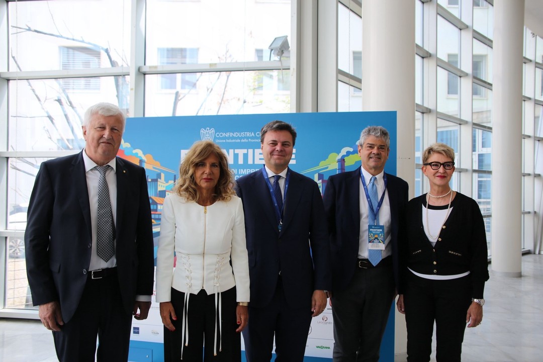 Immagine Assemblea Confindustria 2025.jpg - {Immagine Assemblea Confindustria 2025.jpg} - [105600]