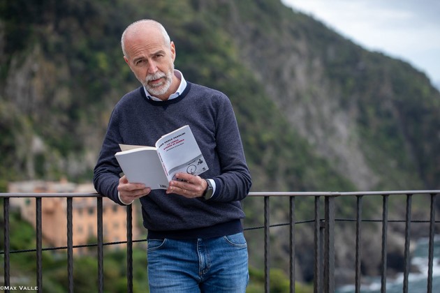 Massimo Minella con il libro di Pasolini @Max Valle.jpeg - {Massimo Minella con il libro di Pasolini @Max Valle.jpeg} - [105928]