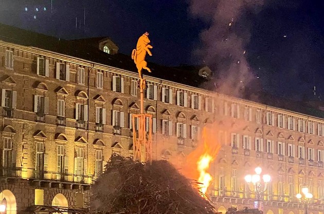 Foto falò farò San Giovanni a Torino orizzontale.jpg - {Foto falò farò San Giovanni a Torino orizzontale.jpg} - [108739]