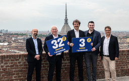 La presentazione del terzo aereo Ryanair a Torino.jpg - {La presentazione del terzo aereo Ryanair a Torino.jpg} - [111503]