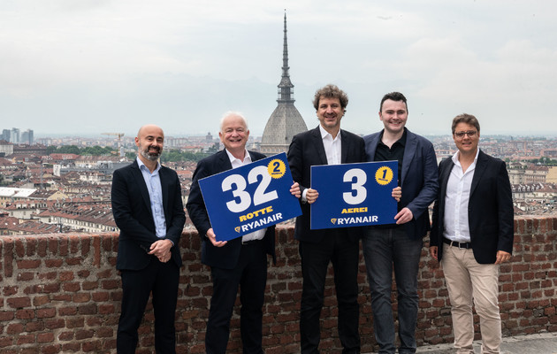 La presentazione del terzo aereo Ryanair a Torino.jpg - {La presentazione del terzo aereo Ryanair a Torino.jpg} - [111503]