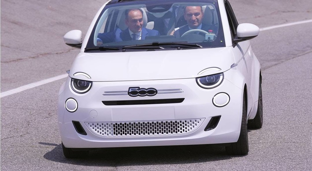 Un rabbuiato Lo Russo trasporta il governatore Cirio sulla nuova Fiat 500 ibrida - foto.jpg - {Un rabbuiato Lo Russo trasporta il governatore Cirio sulla nuova Fiat 500 ibrida - foto.jpg} - [112688]