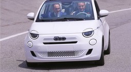 Un rabbuiato Lo Russo trasporta il governatore Cirio sulla nuova Fiat 500 ibrida - foto.jpg - {Un rabbuiato Lo Russo trasporta il governatore Cirio sulla nuova Fiat 500 ibrida - foto.jpg} - [112688]