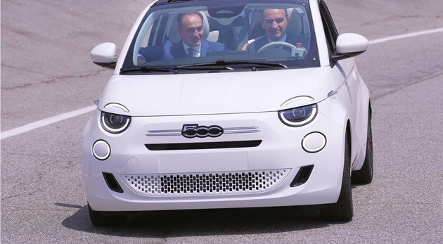 Un rabbuiato Lo Russo trasporta il governatore Cirio sulla nuova Fiat 500 ibrida - foto.jpg - {Un rabbuiato Lo Russo trasporta il governatore Cirio sulla nuova Fiat 500 ibrida - foto.jpg} - [112688]