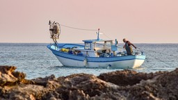 fishing-boat-5736839_1280.jpg - {fishing-boat-5736839_1280.jpg} - [11803]