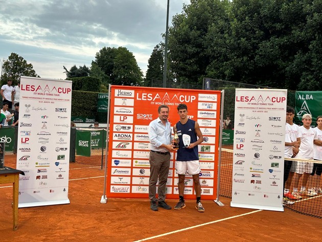 Immagine Lorenzo Carboni premiato dal sindac (3313657).jpg - {Immagine Lorenzo Carboni premiato dal sindac (3313657).jpg} - [123082]