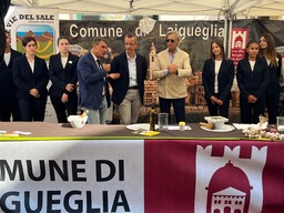 lau1.jpg - {lau1.jpg} - [127691]