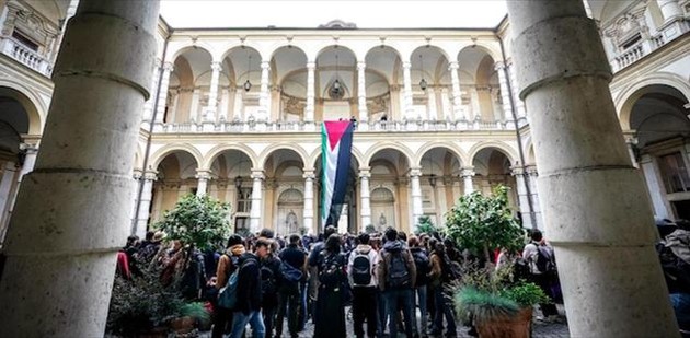 la-bandiera-della-palestina-appesa-alla-sede-del-rettorato-dell-universita-di-torino-durante-una-manifestazione-dello-scorso-novembre_3394906.jpg - {la-bandiera-della-palestina-appesa-alla-sede-del-rettorato-dell-universita-di-torino-durante-una-manifestazione-dello-scorso-novembre_3394906.jpg} - [128127]