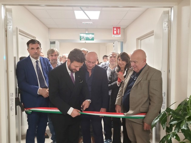 Immagine taglio nastro 1.jpg - {Immagine taglio nastro 1.jpg} - [130719]