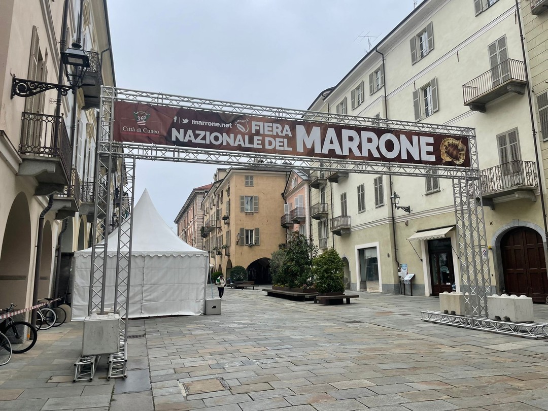 Immagine Fiera del Marrone_foto Comune.jpg - {Immagine Fiera del Marrone_foto Comune.jpg} - [131111]