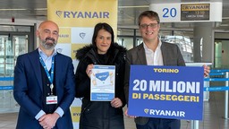 20milionesima passeggera Ryanair a Torino Airport.jpeg - {20milionesima passeggera Ryanair a Torino Airport.jpeg} - [132865]