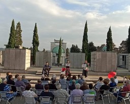 Reading_al_Campo.jpg - {Reading_al_Campo.jpg} - [133157]