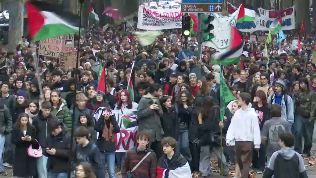 Manifestazione No Meloni a Torino foto corteo.jpg - {Manifestazione No Meloni a Torino foto corteo.jpg} - [134042]
