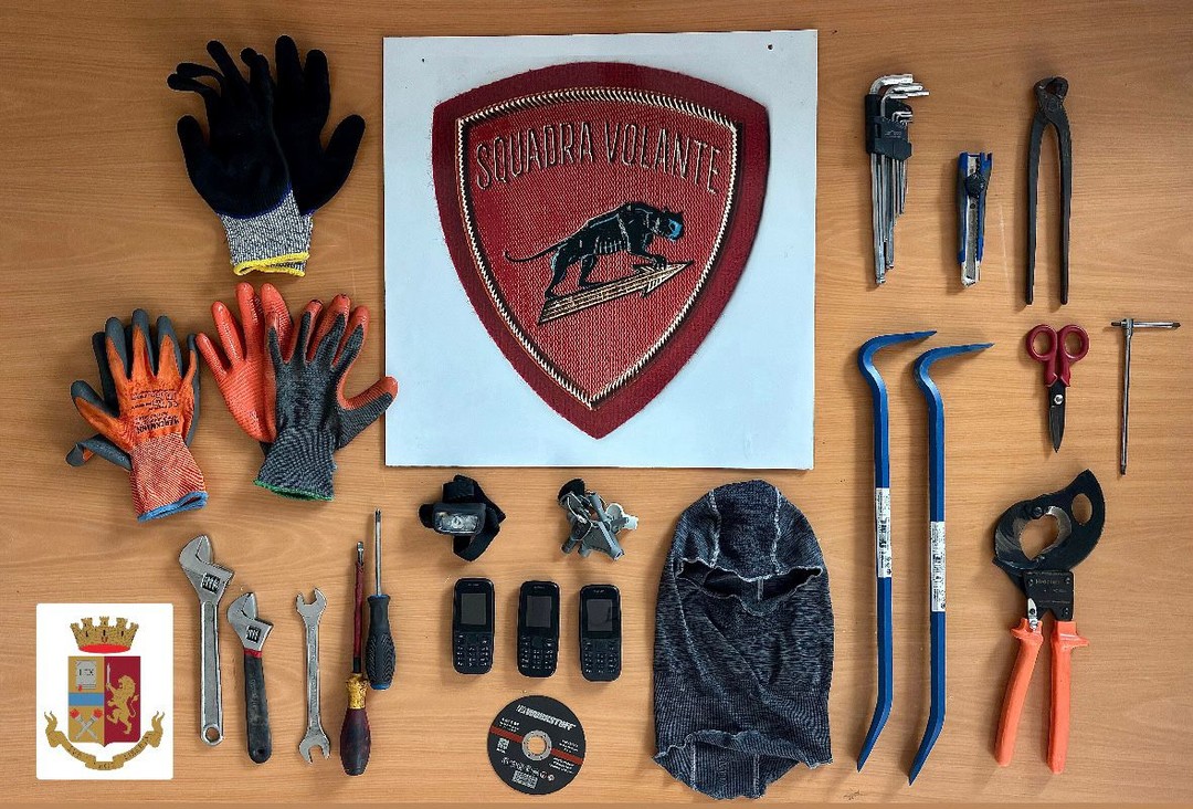 volante-ferma-tre-ladri.jpg - {volante-ferma-tre-ladri.jpg} - [134154]