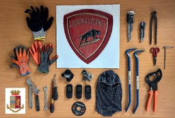 volante-ferma-tre-ladri.jpg - {volante-ferma-tre-ladri.jpg} - [134154]