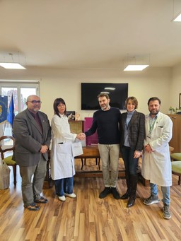 La consegna dei kit per i laboratori di trucco.jpg - {La consegna dei kit per i laboratori di trucco.jpg} - [135003]