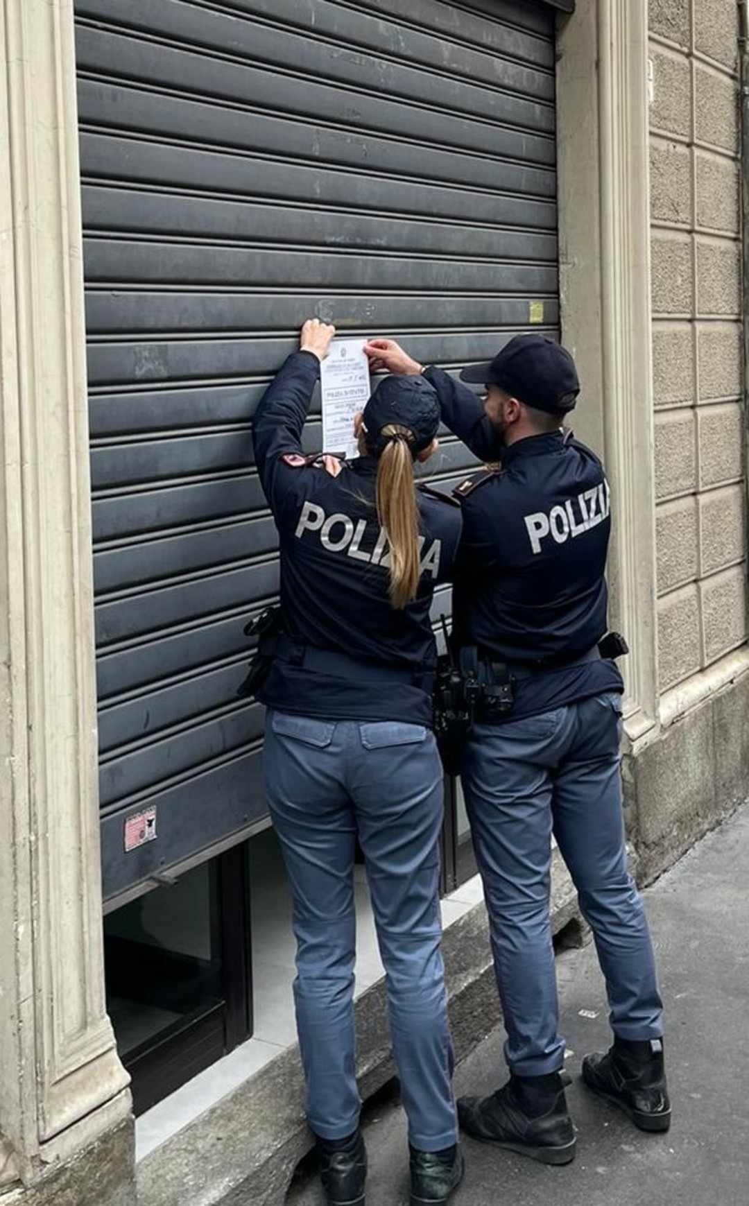 Foto polizia controllo negozio.jpg - {Foto polizia controllo negozio.jpg} - [135043]