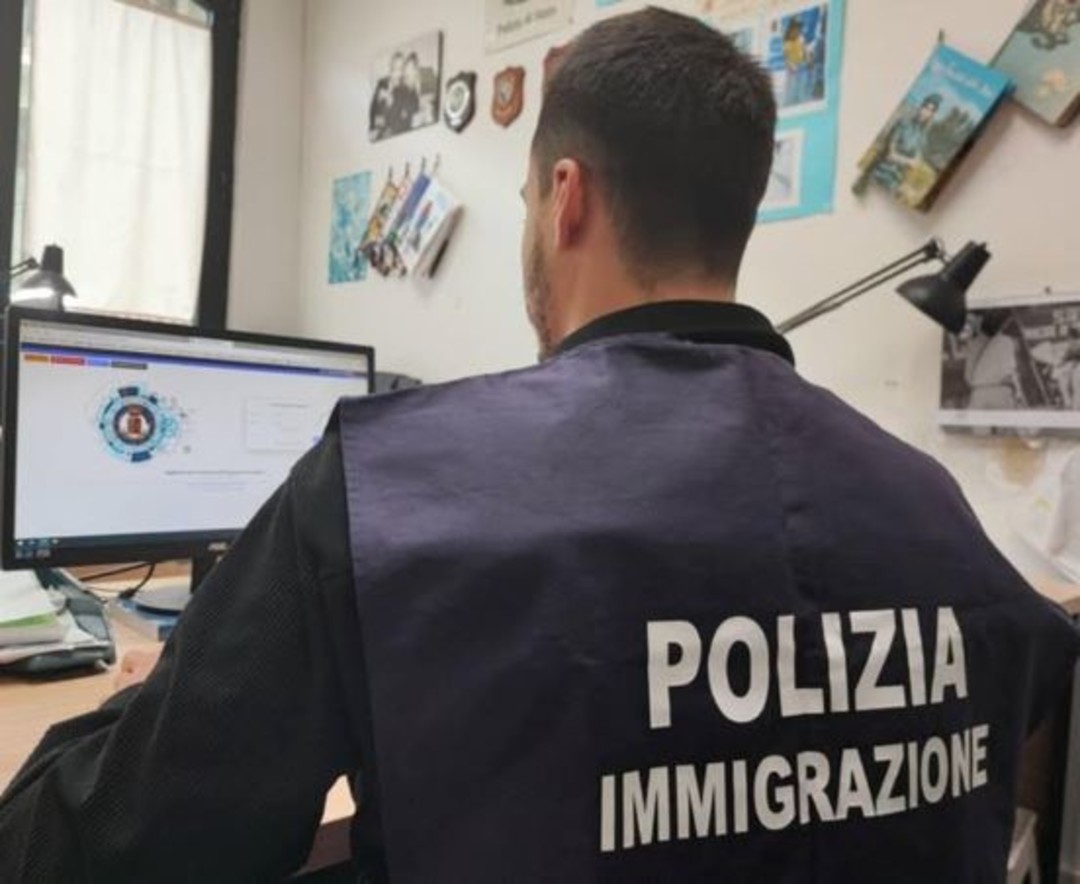 Foto polizia immigrazione.jpg - {Foto polizia immigrazione.jpg} - [136603]