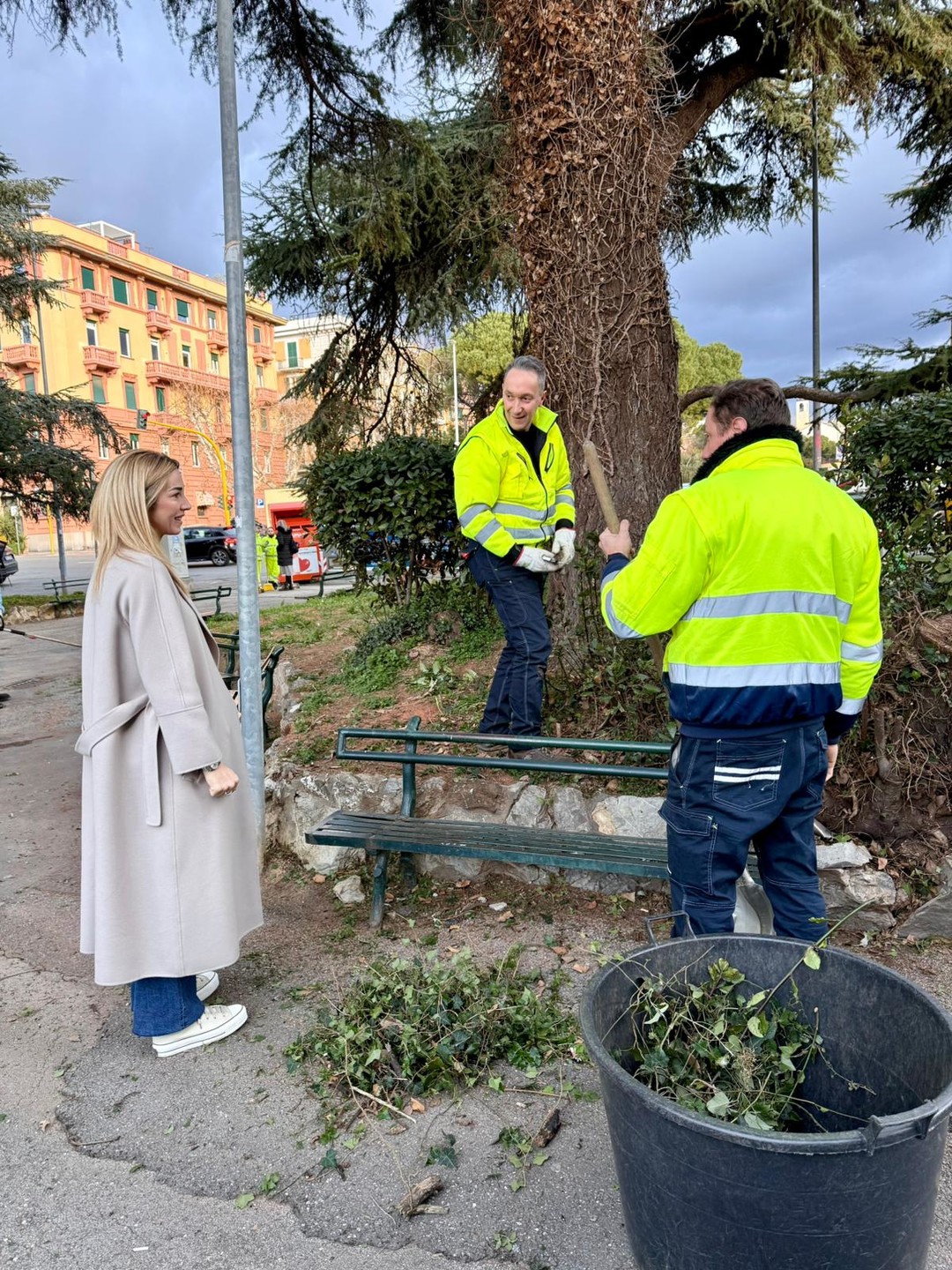Immagine Sindaca Salis sopralluogo verde pub (3511020).jpg - {Immagine Sindaca Salis sopralluogo verde pub (3511020).jpg} - [137901]