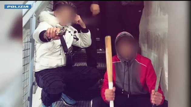 Due dei cinque minorenni arrestati - foto.jpg - {Due dei cinque minorenni arrestati - foto.jpg} - [137909]