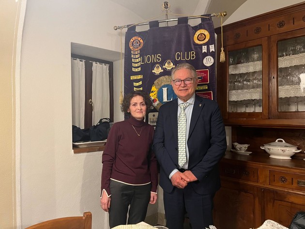 Da sinistra la dottoressa Franca Rinaldi e il presidente del Lions Club Carrù-Dogliani Giulio Marini.jpg - {Da sinistra la dottoressa Franca Rinaldi e il presidente del Lions Club Carrù-Dogliani Giulio Marini.jpg} - [138077]