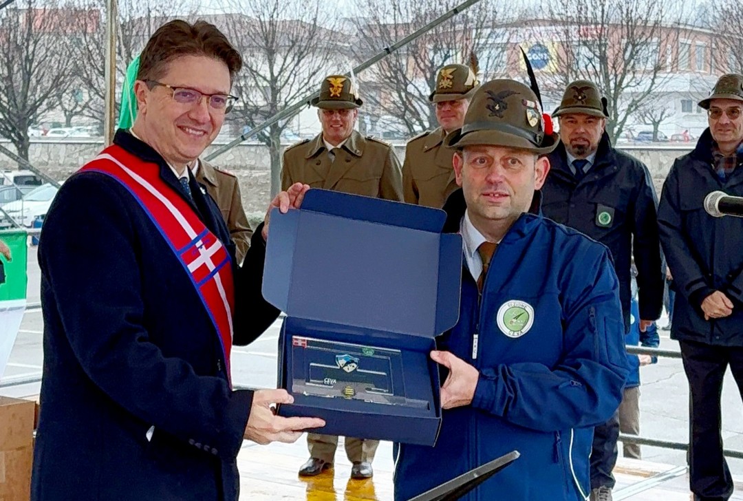 Il presidente Nicco consegna la targa.jpg - {Il presidente Nicco consegna la targa.jpg} - [138085]