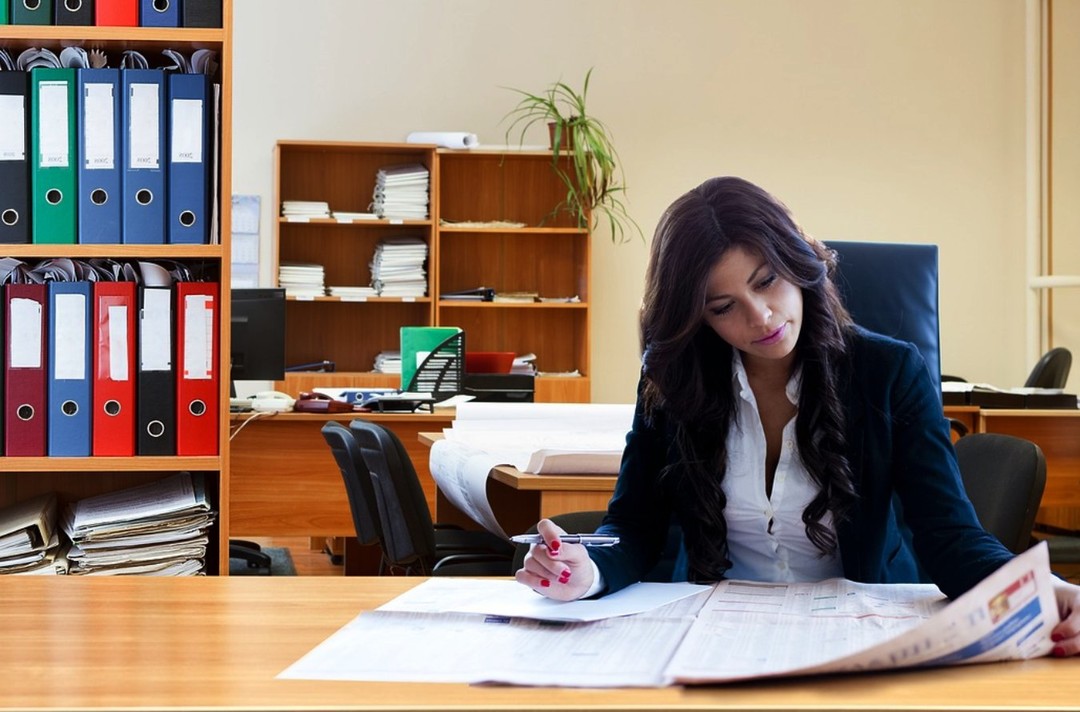 Foto donna al lavoro.jpg - {Foto donna al lavoro.jpg} - [138165]