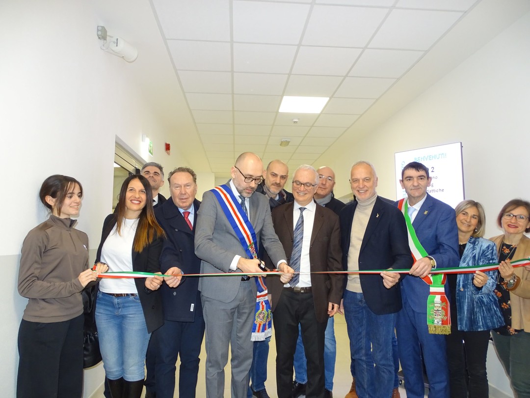 Il-taglio-del-nastro-della-nuova-manica-scaled.jpg - {Il-taglio-del-nastro-della-nuova-manica-scaled.jpg} - [138517]