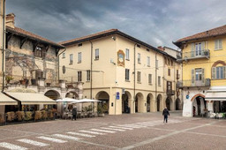 biblioteca Carmagnola - foto Cosimo De Santis.jpg - {biblioteca Carmagnola - foto Cosimo De Santis.jpg} - [138741]