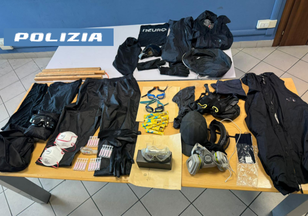 Materiale sequestrato dalla Polizia agli antagonisti.png - {Materiale sequestrato dalla Polizia agli antagonisti.png} - [138813]