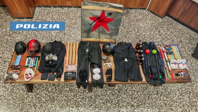 Foto materiali sequestrati scontri Askatasuna Torino con Polizia.jpg - {Foto materiali sequestrati scontri Askatasuna Torino con Polizia.jpg} - [138877]