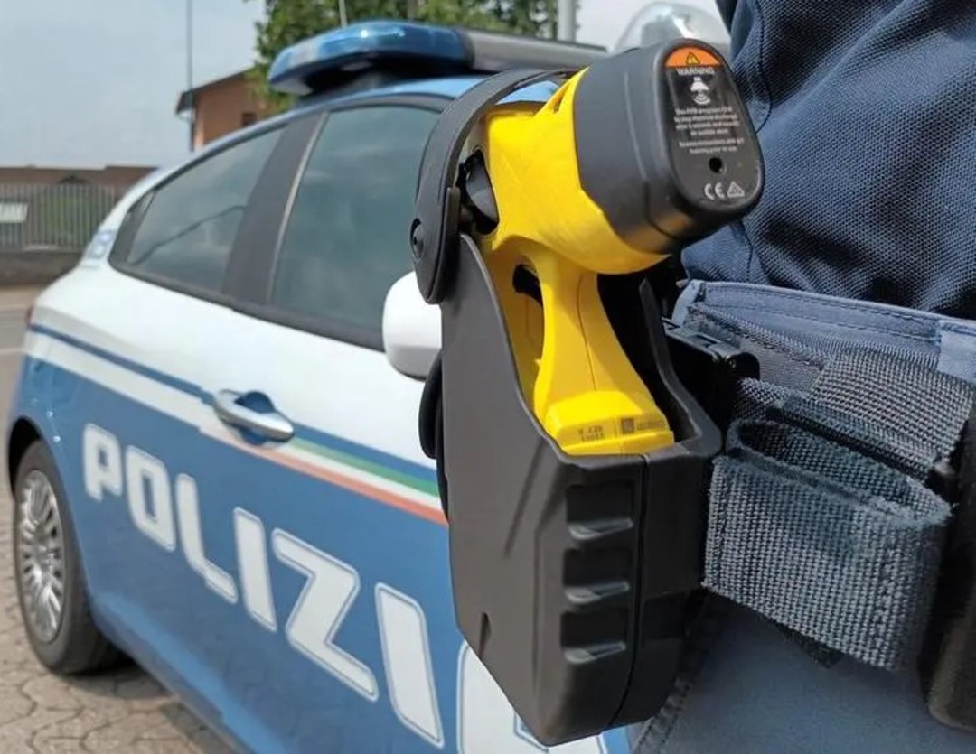 un-taser-in-dotazione-alla-polizia.jpg - {un-taser-in-dotazione-alla-polizia.jpg} - [139549]