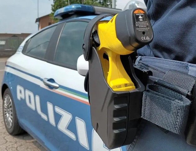 un-taser-in-dotazione-alla-polizia.jpg - {un-taser-in-dotazione-alla-polizia.jpg} - [139549]
