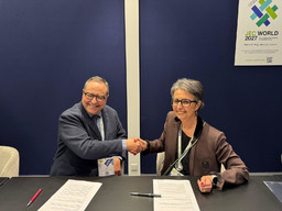 Dario Peirone, presidente di Ceipiemonte, e Anne-Carole Barbarin di JEC dopo la firma del Memorandum.jpg - {Dario Peirone, presidente di Ceipiemonte, e Anne-Carole Barbarin di JEC dopo la firma del Memorandum.jpg} - [140974]