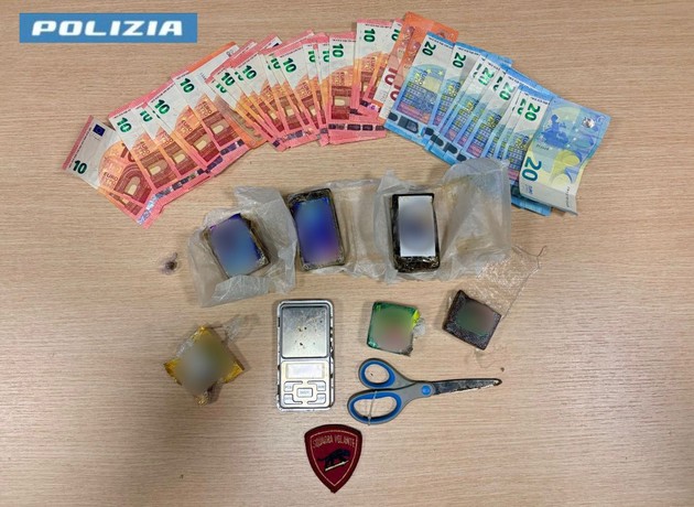 foto sequestro polizia.jpeg - {foto sequestro polizia.jpeg} - [141936]