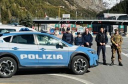Foto Polizia controlli autostrada.jpg - {Foto Polizia controlli autostrada.jpg} - [142592]