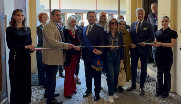 Il taglio del nastro.png - {Il taglio del nastro.png} - [143048]