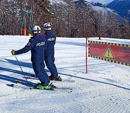 Polizia sulla neve.jpg - {Polizia sulla neve.jpg} - [143080]