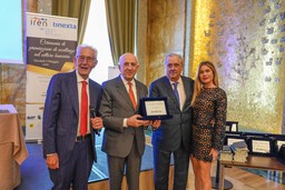 Il presidente Antonio Patuelli, il professor Beppe Ghisolfi, il professor Gian Luigi Gola ed Eleonora Pedron.JPG - {Il presidente Antonio Patuelli, il professor Beppe Ghisolfi, il professor Gian Luigi Gola ed Eleonora Pedron.JPG} - [143504]