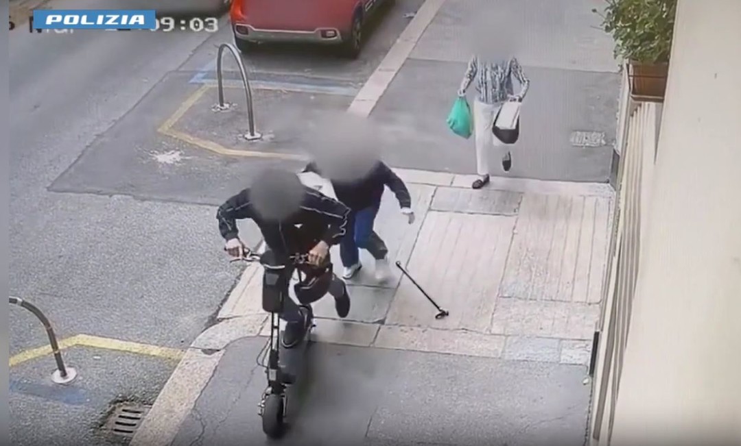 Un fotogramma del video dello scippo.jpg - {Un fotogramma del video dello scippo.jpg} - [144267]