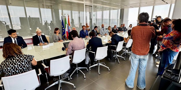 Foto firma accordo testimoni di giustizia.jpeg - {Foto firma accordo testimoni di giustizia.jpeg} - [144275]