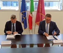 Il momento della firma.jpg - {Il momento della firma.jpg} - [144427]