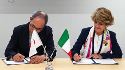 Accordo-UniTo-Sokendai-da-sx-Takashi-Nagata-e-Cristina-Prandi.jpg - {Accordo-UniTo-Sokendai-da-sx-Takashi-Nagata-e-Cristina-Prandi.jpg} - [145156]
