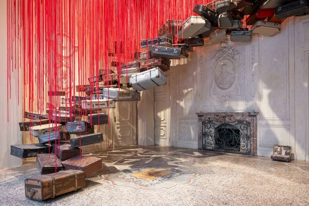 Foto Mostra al Mao Chiharu Shiota.jpg - {Foto Mostra al Mao Chiharu Shiota.jpg} - [146191]