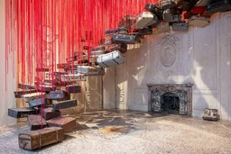 Foto Mostra al Mao Chiharu Shiota.jpg - {Foto Mostra al Mao Chiharu Shiota.jpg} - [146191]