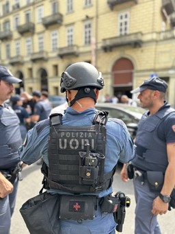 Foto Polizia agenti.jfif - {Foto Polizia agenti.jfif} - [147633]