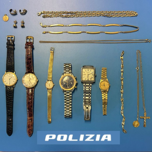 Refurtiva Polizia Biella.jpg - {Refurtiva Polizia Biella.jpg} - [148729]
